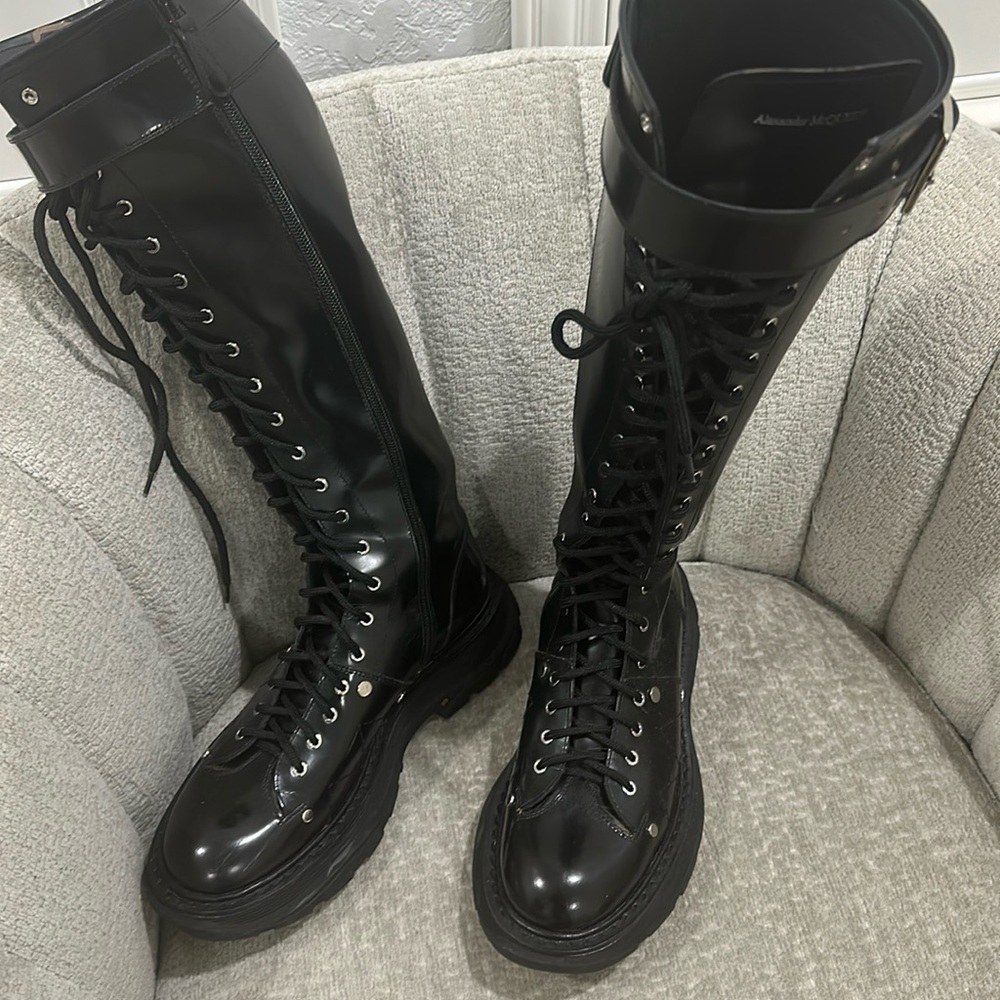 Alexander McQueen women’s tread knee high boot in black sz 39